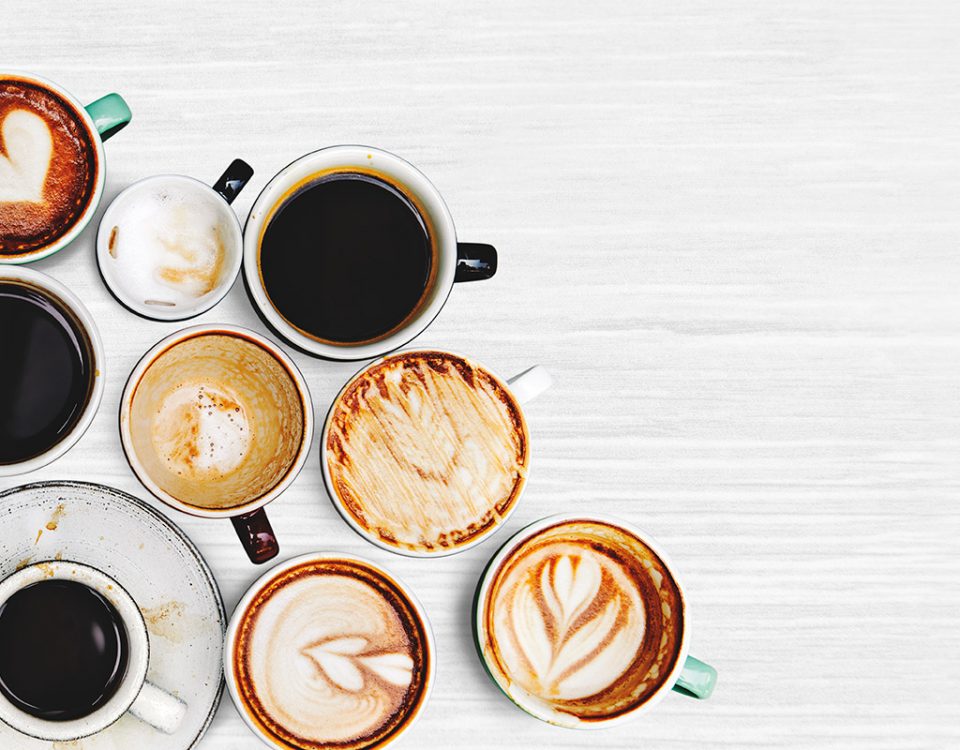 Quais são os principais recipientes usados para servir café nas cafeterias?
