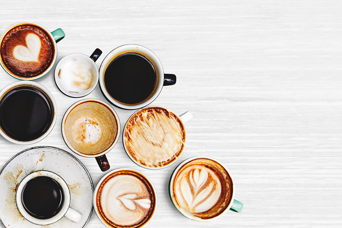 Quais são os principais recipientes usados para servir café nas cafeterias?